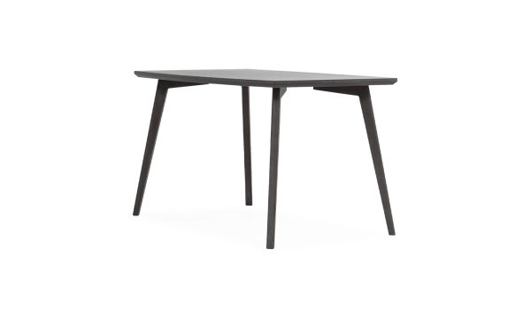 Mesa Comedor Marsella 6 Puestos de la marca Aristas vista en diagonal. Presenta una superficie rectangular en roble europeo, sostenida por patas rectas en madera color Ceniza.