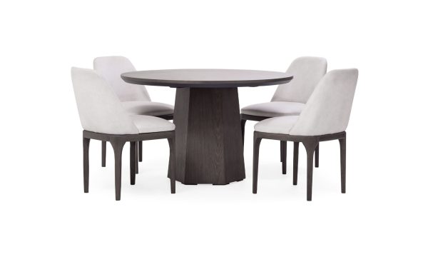 Mesa Comedor Milano redonda con 4 sillas Lisboa de la marca Aristas, vista en diagonal. La mesa tiene una superficie circular elegante, sostenida por una base central robusta. Las sillas Lisboa cuentan con asientos acolchados, acabado en tela suave y patas rectas en madera color Ceniza.