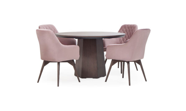 Vista en X de la Mesa Comedor Milano Redonda con 4 sillas Odense de la marca Aristas. La mesa presenta una superficie redonda en roble europeo y una base gruesa en madera color Chocolate. Las sillas Odense, cuentan con respaldos curvados y líneas rectas en las costuras, lo que le aporta al conjunto un toque elegante.