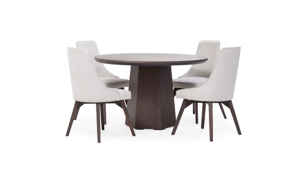 Mesa Comedor Milano redonda con 4 sillas Vela de la marca Aristas, vista en X. La mesa presenta una superficie elegante, sostenida por una base central en madera color Chocolate. Las sillas Vela tienen un estilo elegante y un acabado en tela suave.