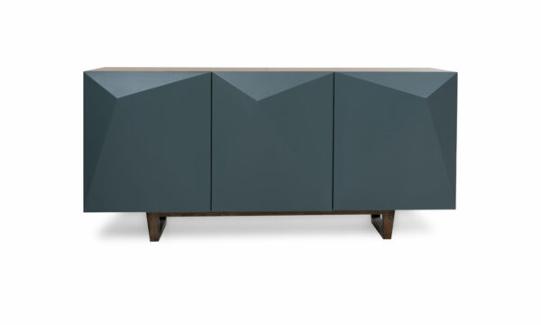 Vista frontal del Aparador Versalles Roble + Cava de Aristas. Presenta un diseño sofisticado de líneas rectas en roble europeo. Tiene tres compartimentos cerrados con puertas lisas, sin tiradores visibles de color Royal Blue, lo que le da un aspecto minimalista y elegante.