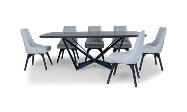 Vista frontal de la Mesa Comedor Versalles y 6 Sillas Florencia de la marca Aristas. La mesa presenta un diseño clásico en madera color Ceniza y las sillas Florencia complementan el conjunto con respaldos altos y asientos tapizados en tela suave de color neutro.