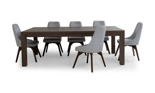 Vista frontal de la Mesa de Comedor New Parson con 8 sillas Vela de la marca Aristas. La mesa presenta un diseño elegante en madera color Chocolate y, las sillas Vela, tienen un respaldo alto, asiento acolchado y un tapizado en tela suave.